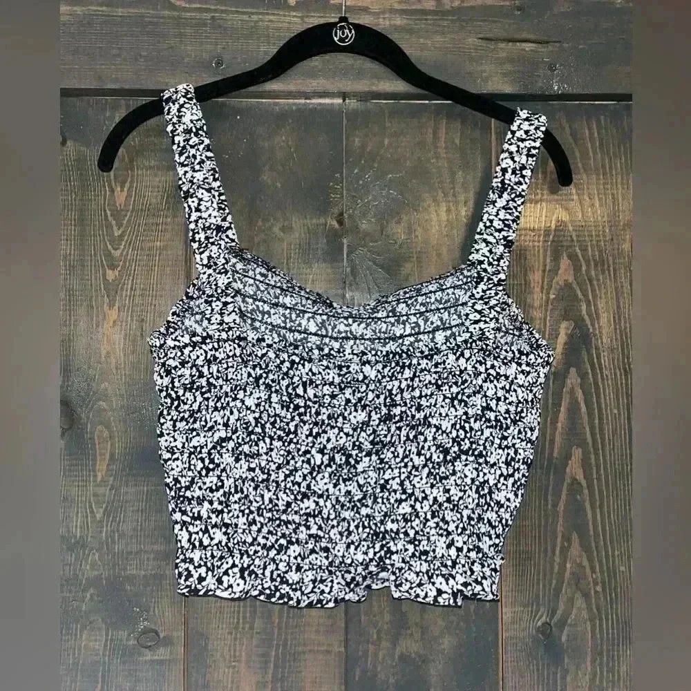 Sienna Sky Black & White Floral Print Smocked Crop Top Tank Size L A32 - Picture 3 of 4
